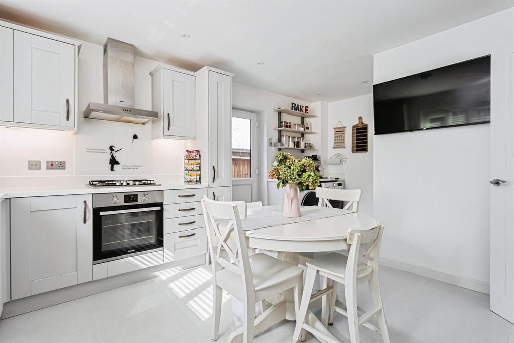 House in Burgess Hill, Abbotsford - View 2