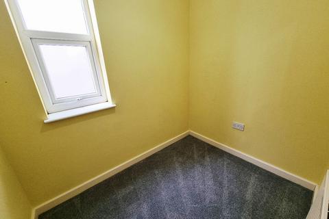 2 bedroom flat to rent, Gladstone Street, Worksop
