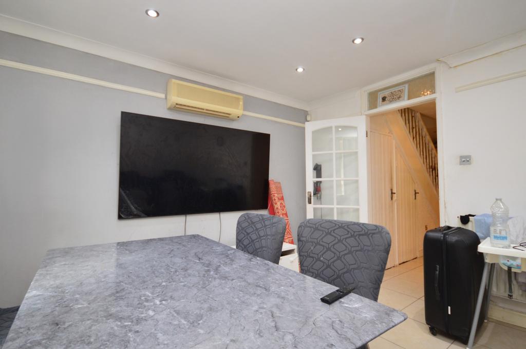 Apartment in London, St John's Estate, Isle of Dogs - View 5