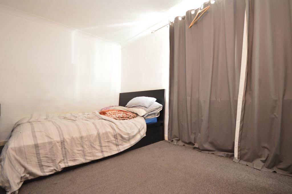 Apartment in London, St John's Estate, Isle of Dogs - More
