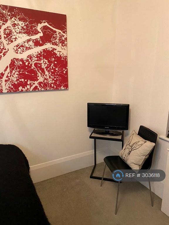 Apartment in Kingston Upon Thames - View 3
