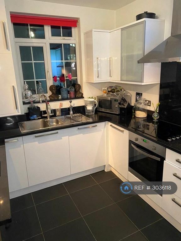 Apartment in Kingston Upon Thames - View 5