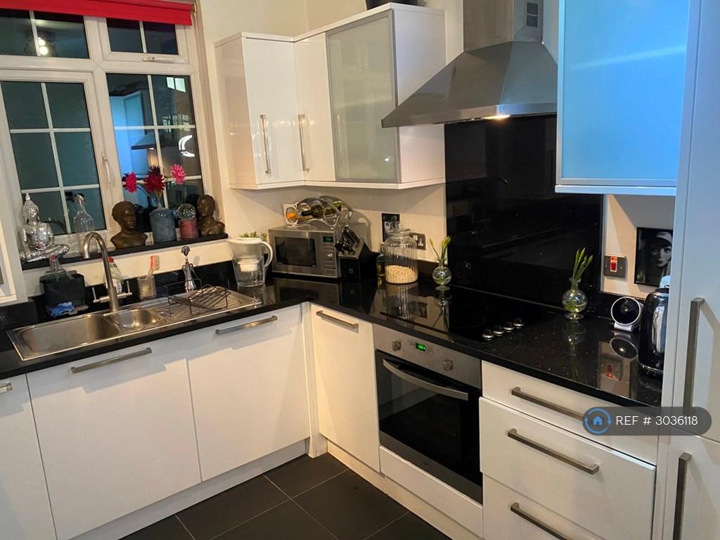 Apartment in Kingston Upon Thames - More