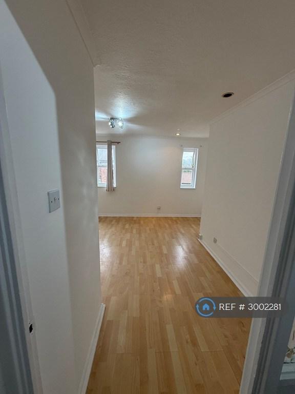 Apartment in Northolt - View 3