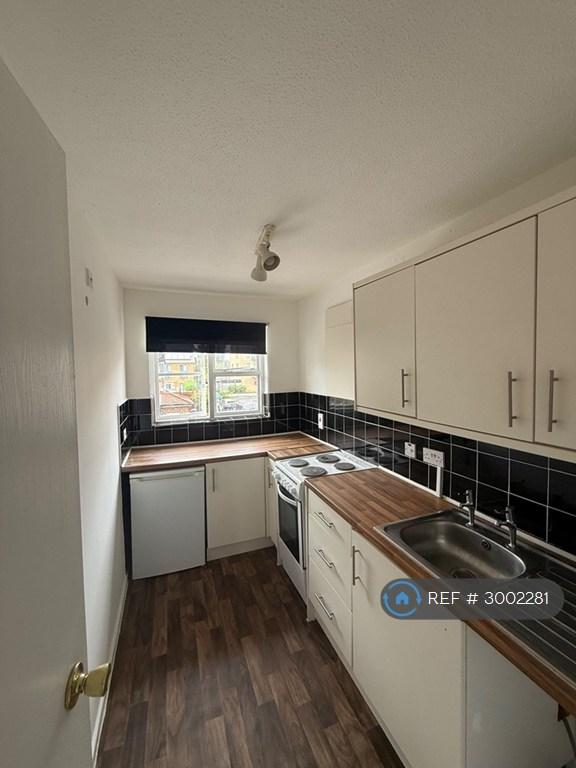Apartment in Northolt - View 5