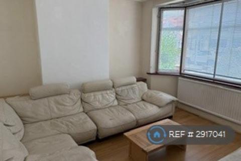 3 bedroom terraced house to rent, Ellerdine Road, Hounslow, TW3