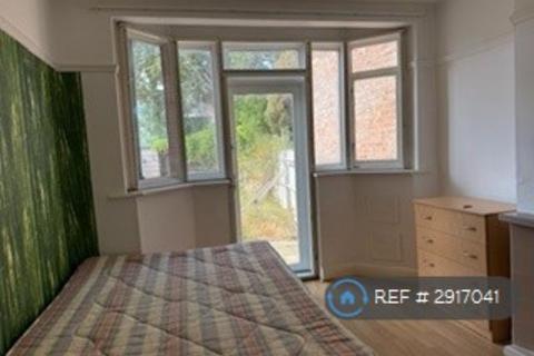 3 bedroom terraced house to rent, Ellerdine Road, Hounslow, TW3