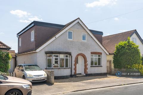 Studio to rent, Marlborough Road, Ashford, TW15