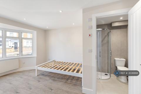 Studio to rent, Marlborough Road, Ashford, TW15