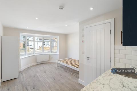 Studio to rent, Marlborough Road, Ashford, TW15