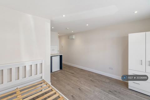 Studio to rent, Marlborough Road, Ashford, TW15