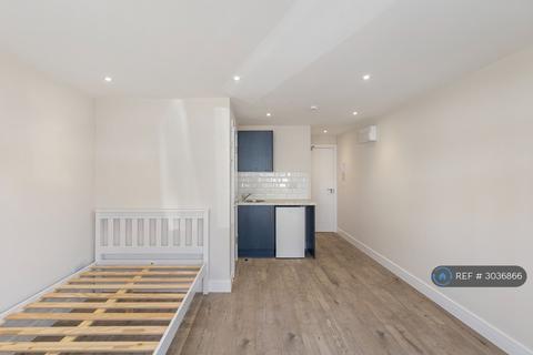 Studio to rent, Marlborough Road, Ashford, TW15