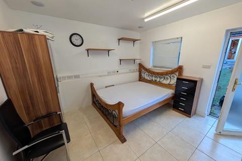 Studio to rent, Goldsmith Avenue, London NW9