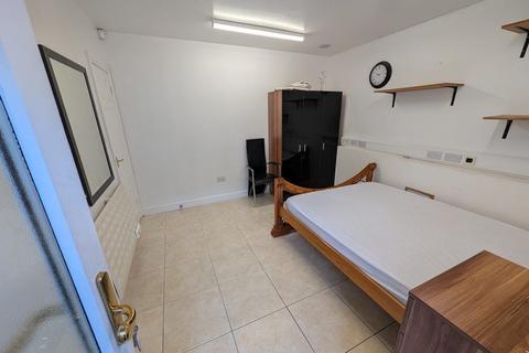 Studio to rent, Goldsmith Avenue, London NW9