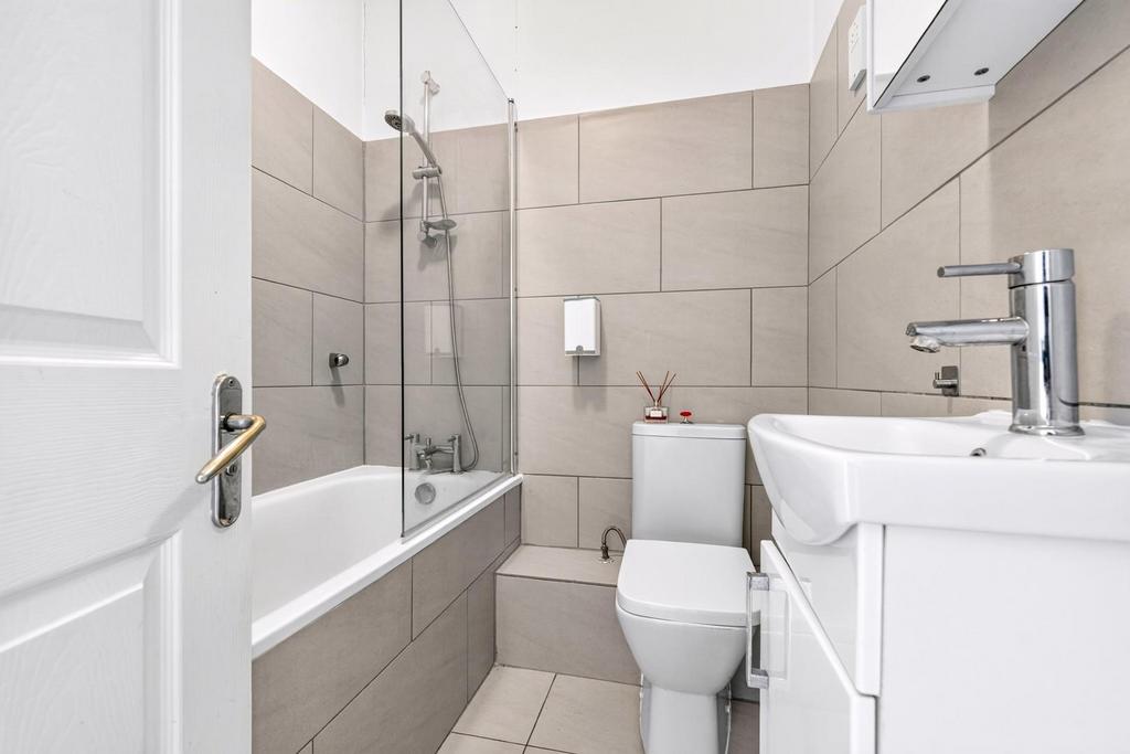 Apartment in Teddington - More