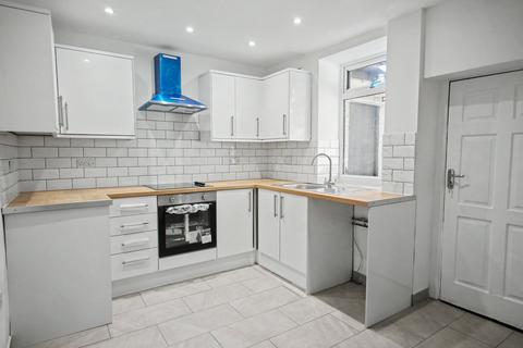 2 bedroom cottage for sale, Main Road, Maesycwmmer, Hengoed, CF82 7RP