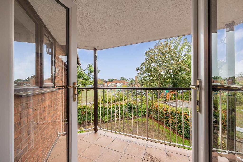 House in Reading, Emmer Green - View 4