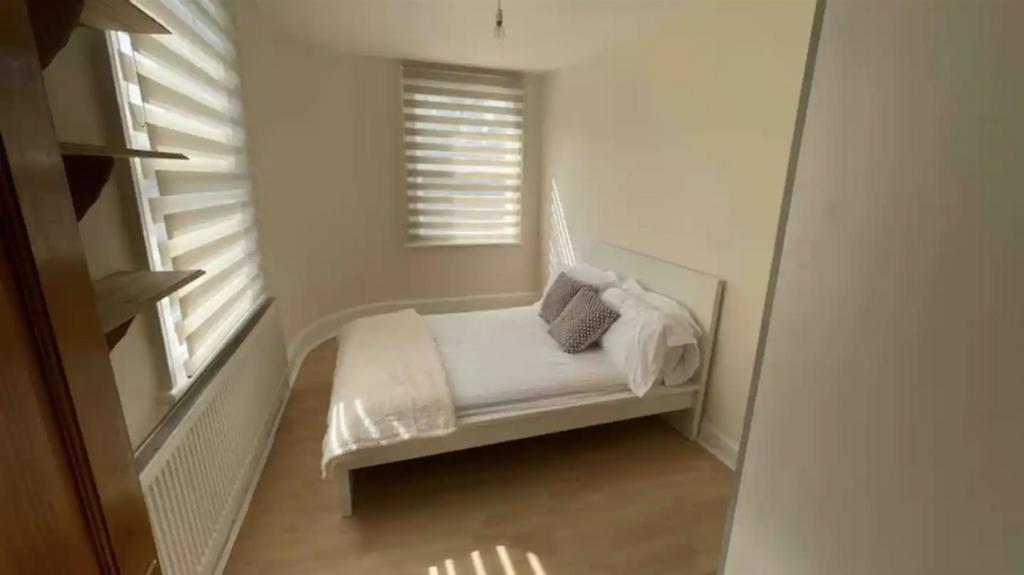 Apartment in Greater London - View 3