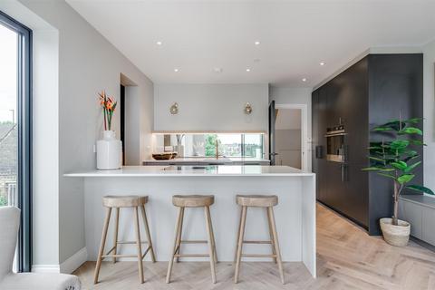 2 bedroom flat to rent, Replingham Road, London
