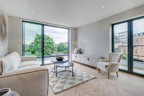 2 bedroom flat to rent, Replingham Road, London