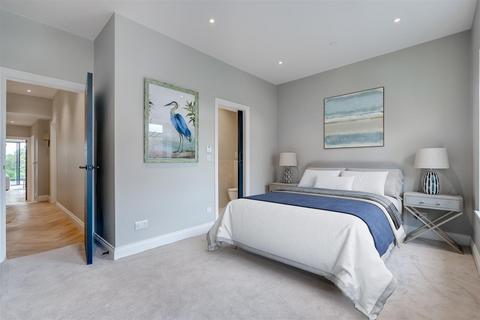 2 bedroom flat to rent, Replingham Road, London