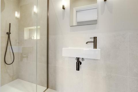 2 bedroom flat to rent, Replingham Road, London