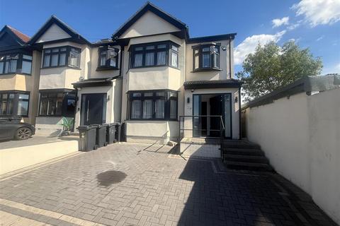 4 bedroom apartment to rent, Fernhall Drive, Ilford