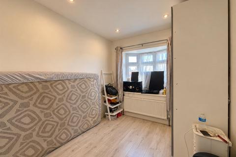 4 bedroom apartment to rent, Fernhall Drive, Ilford