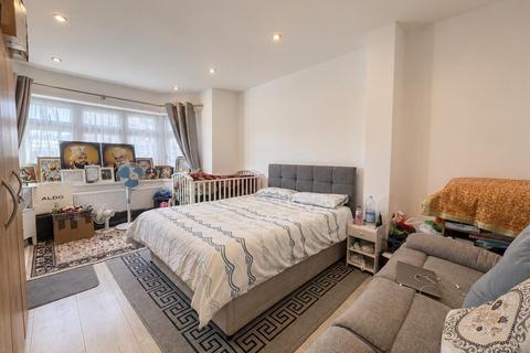 4 bedroom apartment to rent, Fernhall Drive, Ilford