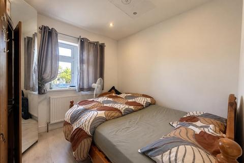 4 bedroom apartment to rent, Fernhall Drive, Ilford