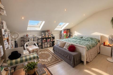 4 bedroom apartment to rent, Fernhall Drive, Ilford