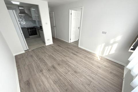 2 bedroom flat to rent, Trentbridge Close, Chigwell, IG6
