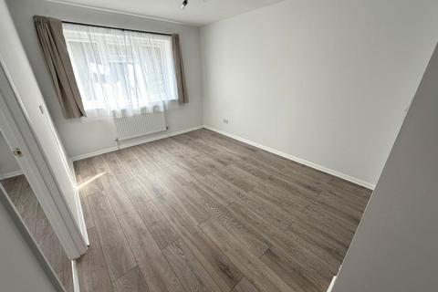 2 bedroom flat to rent, Trentbridge Close, Chigwell, IG6