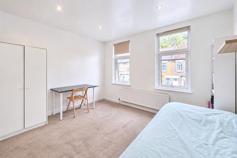 3 bedroom terraced house for sale, Faringford Road, London, E15
