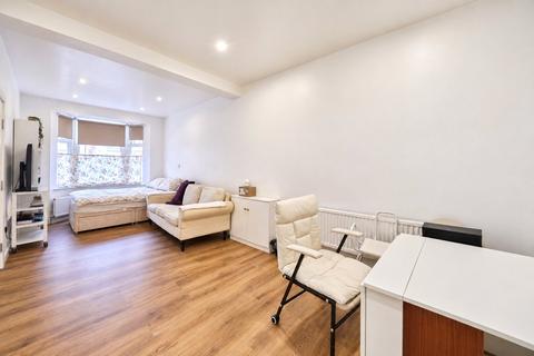 3 bedroom terraced house for sale, Faringford Road, London, E15