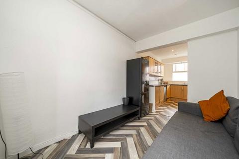 4 bedroom flat to rent, Churchill Gardens, London SW1V