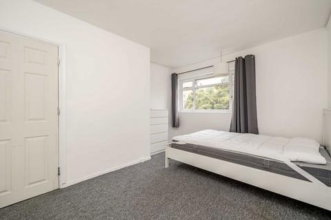 4 bedroom flat to rent, Churchill Gardens, London SW1V