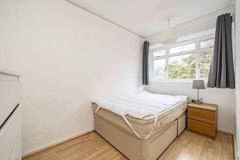 4 bedroom flat to rent, Churchill Gardens, London SW1V