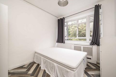 4 bedroom flat to rent, Churchill Gardens, London SW1V