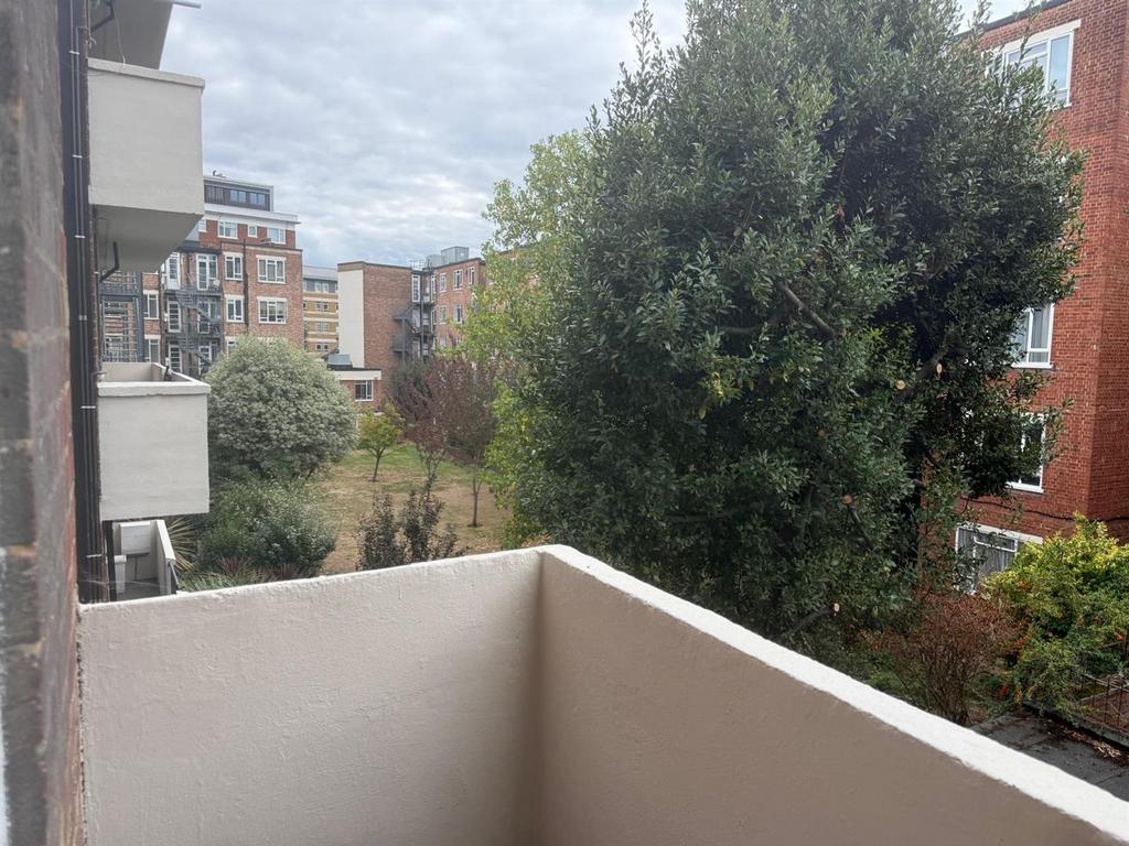House in London - View 5