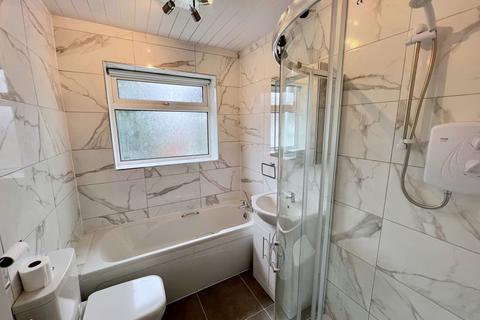 2 bedroom semi-detached bungalow to rent, Well Mead, Bredbury, SK6