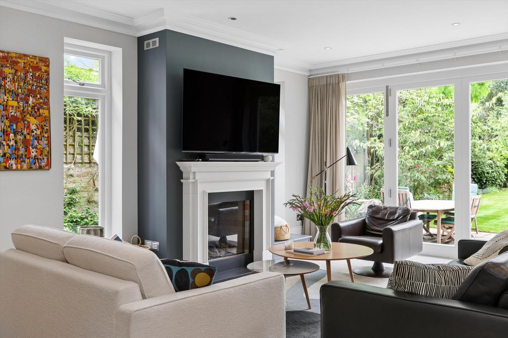 House in Twickenham - More