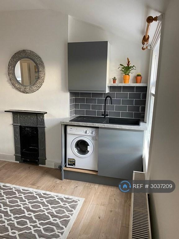 House in London - View 2