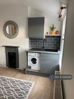 1 bedroom in a house share to rent, Derwentwater Road, London, W3