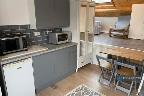 1 bedroom in a house share to rent, Derwentwater Road, London, W3
