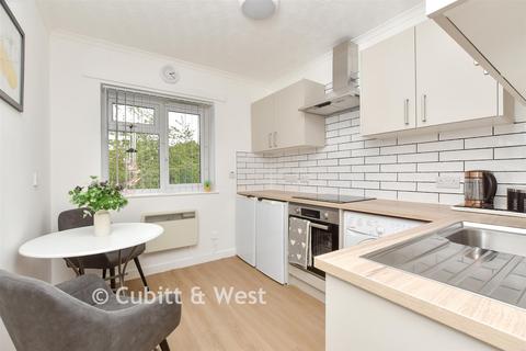 2 bedroom flat for sale, Henbit Close, Tadworth, Surrey