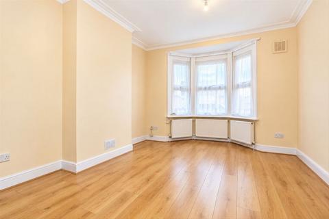 3 bedroom terraced house to rent, Cambridge Road, Hounslow TW4