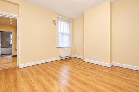 3 bedroom terraced house to rent, Cambridge Road, Hounslow TW4