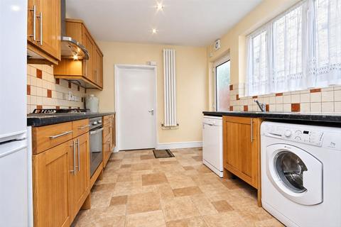 3 bedroom terraced house to rent, Cambridge Road, Hounslow TW4