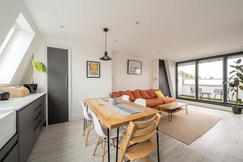 3 bedroom flat for sale, Priory Park Road, London, NW6